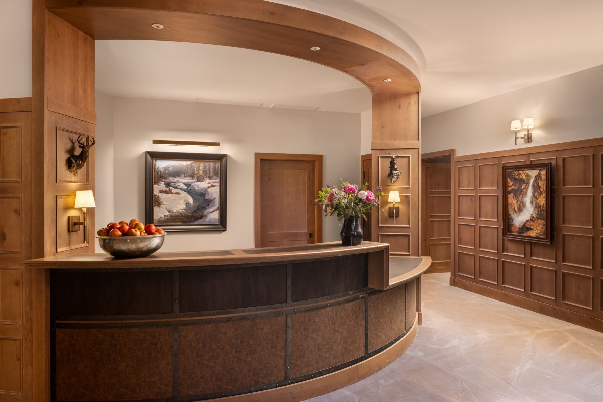 Rusty Parrot Lodge & Spa front desk